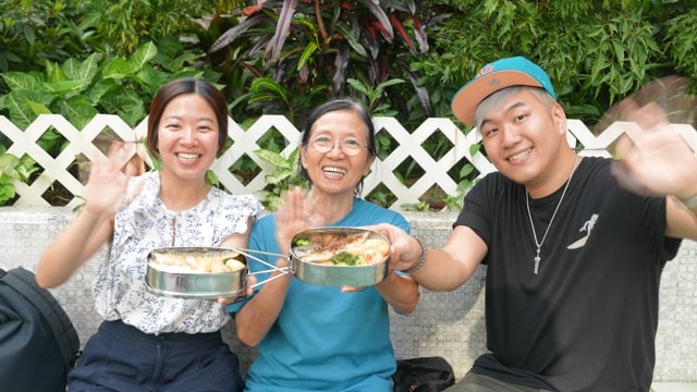 Lin is all smiles as she opens the bento her children made for her that features her original XO sauce. A Hong Kong bento packed with the taste of home.
