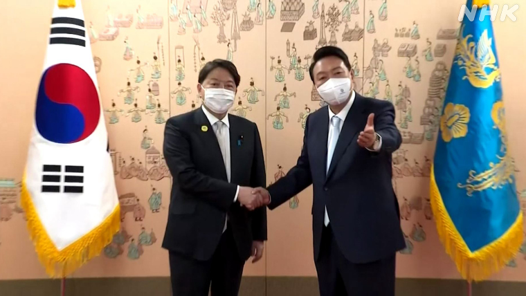 握手する林外務大臣と韓国ユン大統領