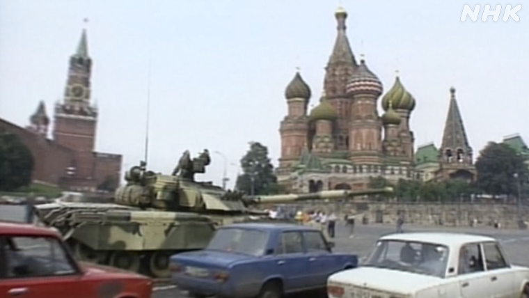 モスクワ市内を走る装甲車、戦車