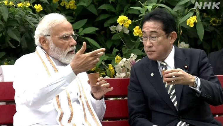 写真：お茶を飲む岸田首相とモディ首相