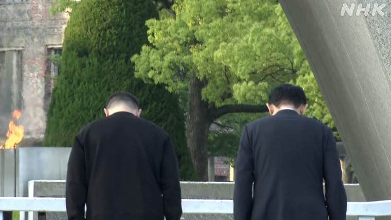 写真：祈りを捧げる岸田首相とゼレンスキー大統領