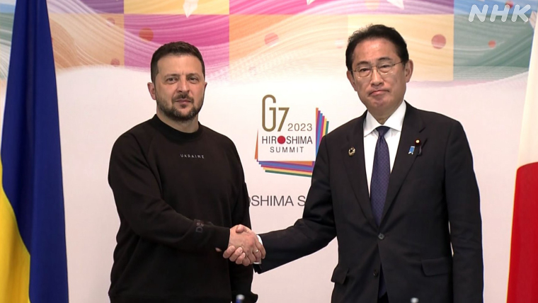 写真：握手する岸田首相とゼレンスキー大統領