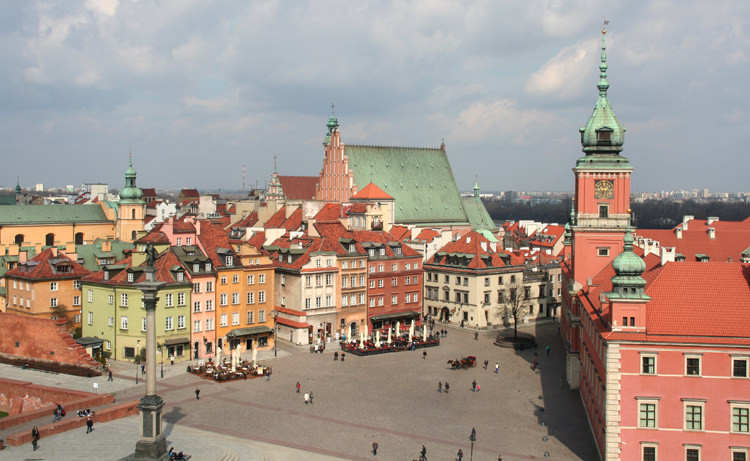 ワルシャワの旧市街。右が王宮