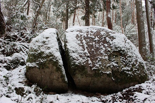 今年話題のあの岩を初雪の邑南町で発見