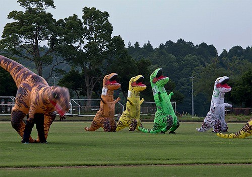 安来運動公園に恐竜が