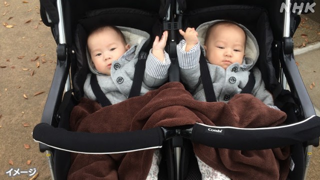 双子用ベビーカー畳まないとバスに乗れない…立ち上がった母親たち | NHK