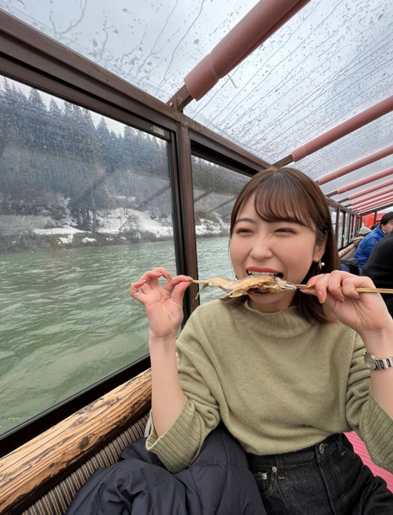 船の中で秋魚を食べている木村さん